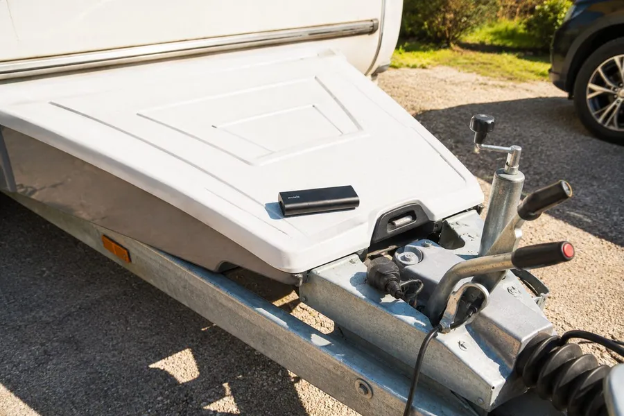 Un GPS Tracker Pro Max posé sur le cache d’attelage d’une caravane