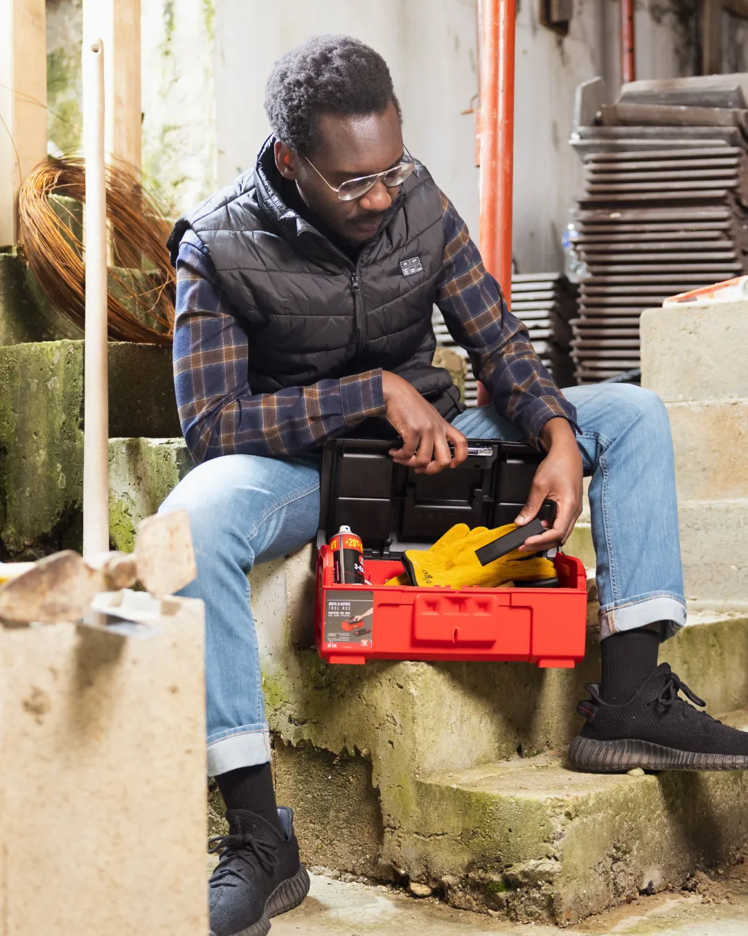 Un homme se prépare à cacher un Tracker GPS Classic dans une boîte à outils