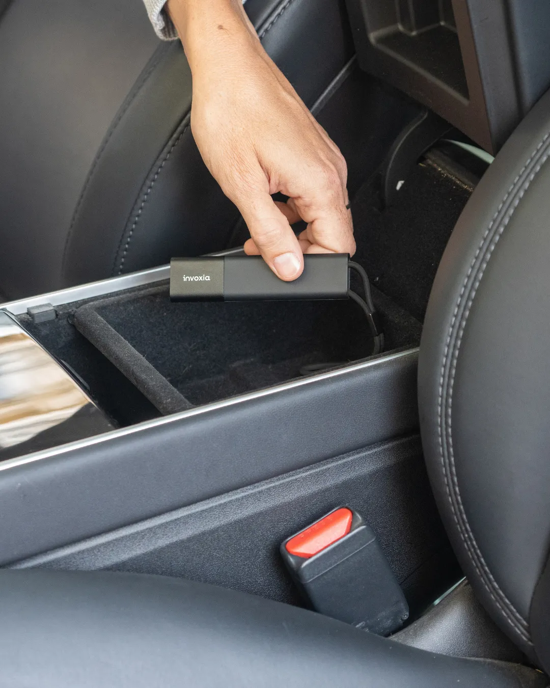 un Tracker GPS Pro caché dans le pare-soleil d’une voiture