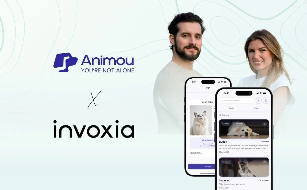 Logos Animou et Invoxia avec deux personnes et l'application Animou sur smartphone