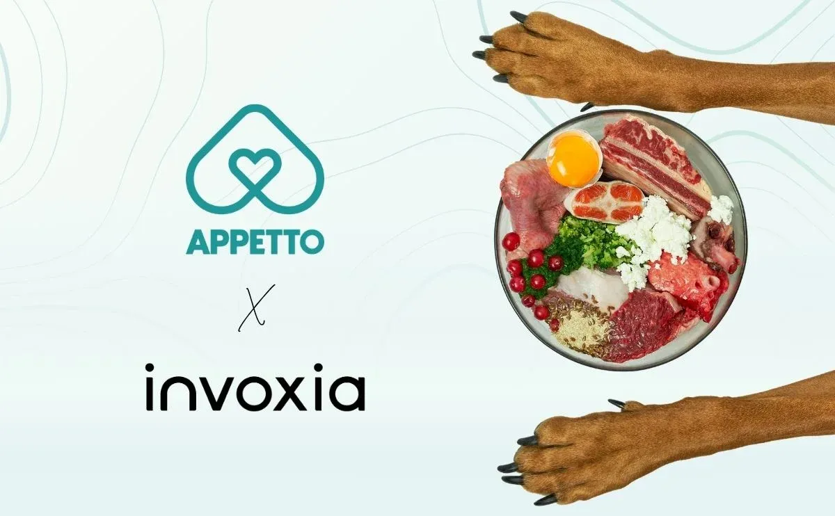 Logos APPETTO et Invoxia à côté d'une gamelle de viande et de légumes frais encadrée par deux pattes de chien