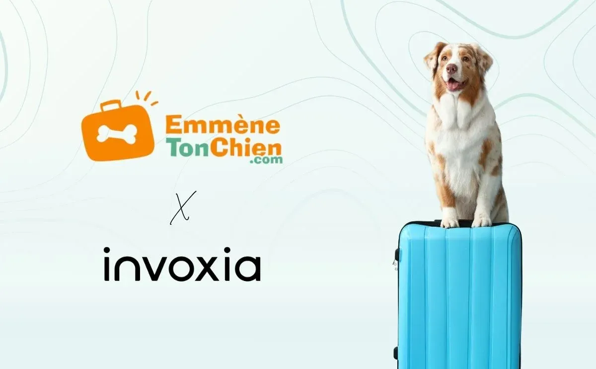 Logos Emmène ton chien et Invoxia avec un chien assis sur une valise