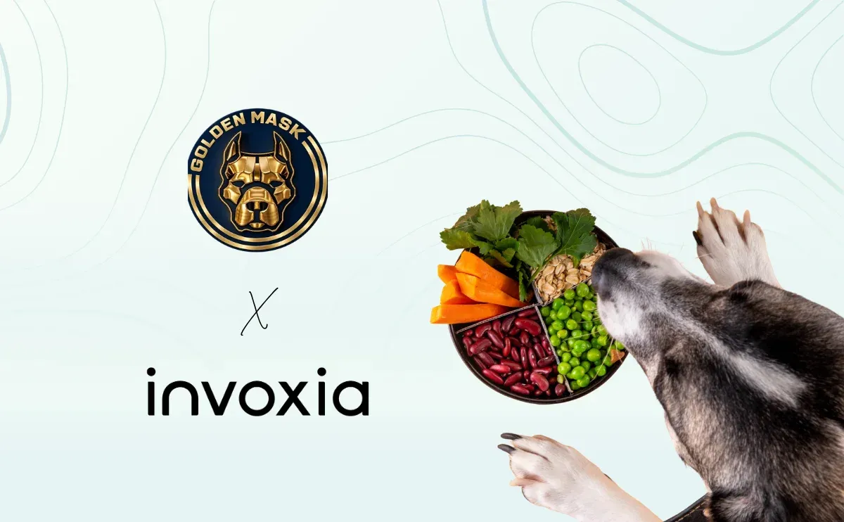 Logos Golden Mask et Invoxia avec un chien devant une gamelle de légumes