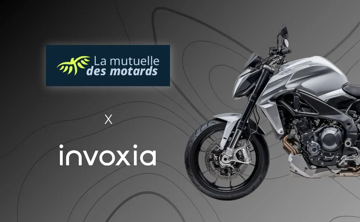 Logos La Mutuelle des Motards et Invoxia à côté d'une moto roadster