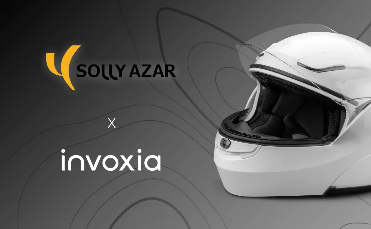 Logos Solly Azar et Invoxia à côté d'un casque de moto intégral