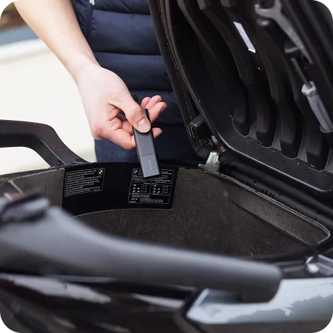 Un Classic GPS Tracker rangé dans le coffre d'un scooter