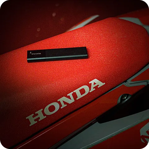 Un Classic GPS Tracker placé sur une moto rouge