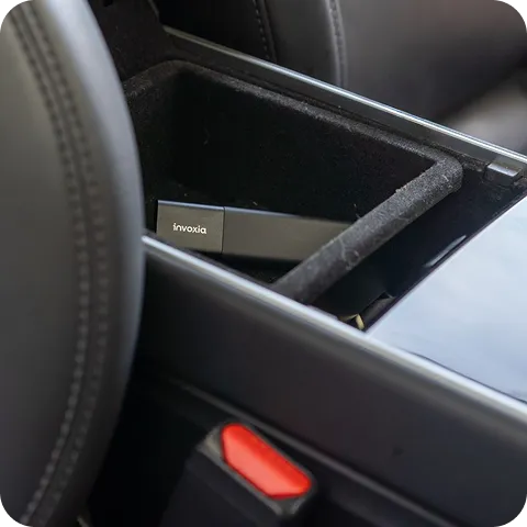 Un Classic GPS Tracker caché dans la console centrale d'une voiture