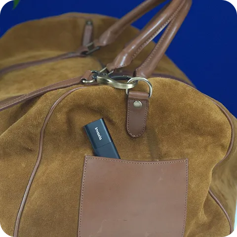 Un Classic GPS Tracker glissé dans une poche d'un sac de transport