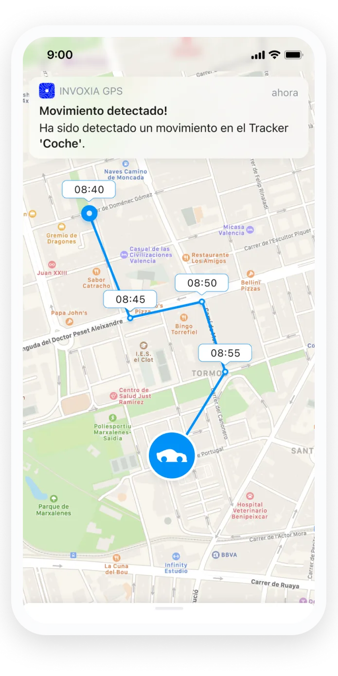 Una captura de pantalla de la aplicación Invoxia GPS que muestra un coche y una motocicleta en un mapa en París, con una notificación de alerta de movimiento para el coche.