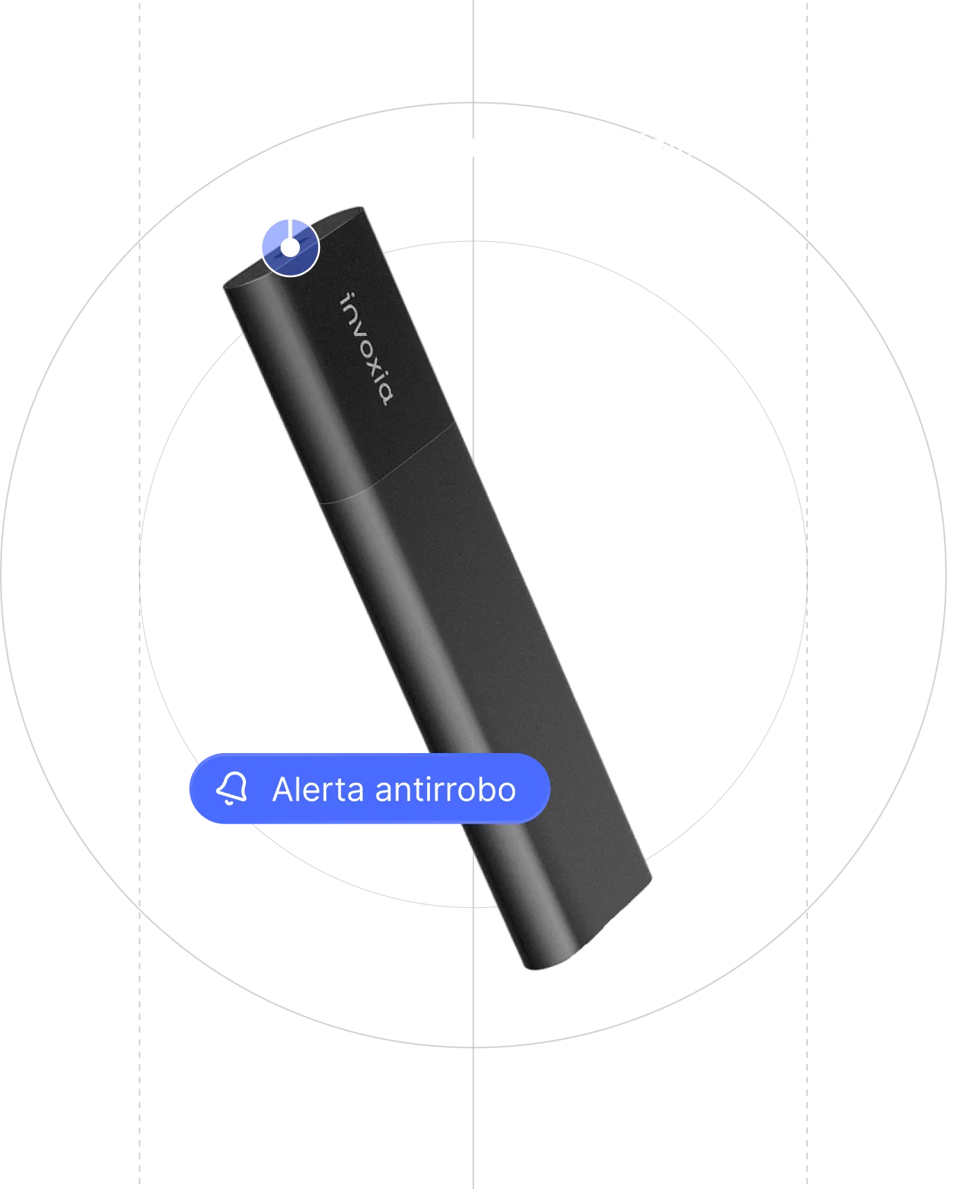 Un localizador GPS Invoxia Classic Edition 2026 sobre un fondo negro con indicaciones de su puerto USB-C impermeable y características de alerta antirrobo