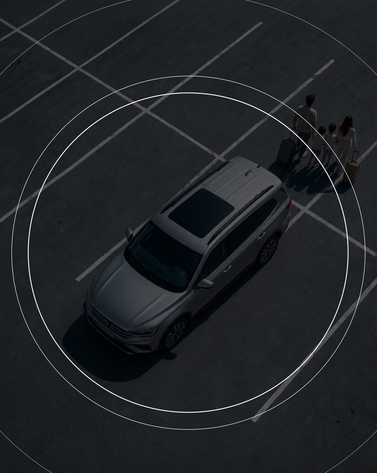 Vue aérienne d’une famille s’éloignant de sa voiture garée avec des bagages, avec des cercles de surveillance autour du véhicule
