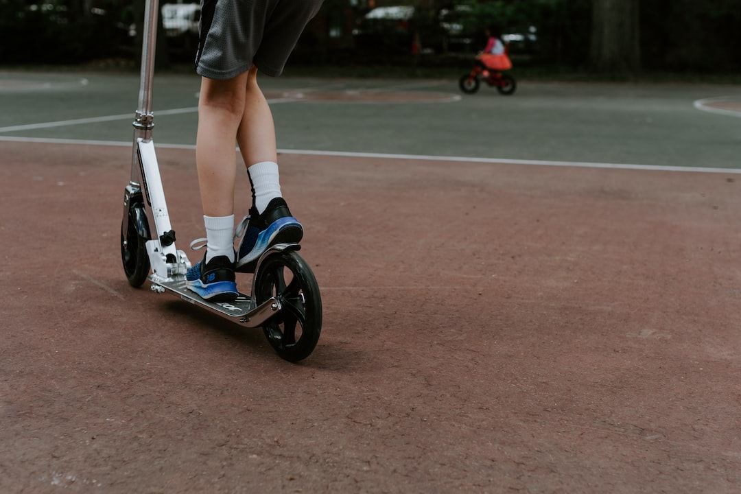 scooter électrique dans un abri de stockage