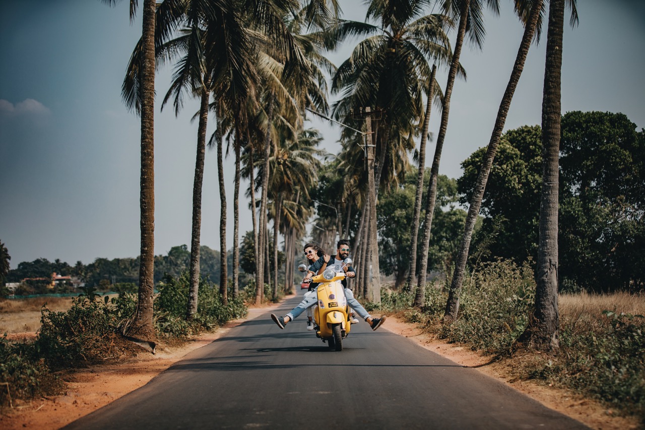 personne verrouillant un scooter électrique