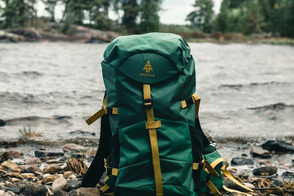 Mochila de senderismo colocada al borde de un río