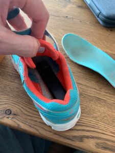 Image 1: rastreador GPS en un zapato