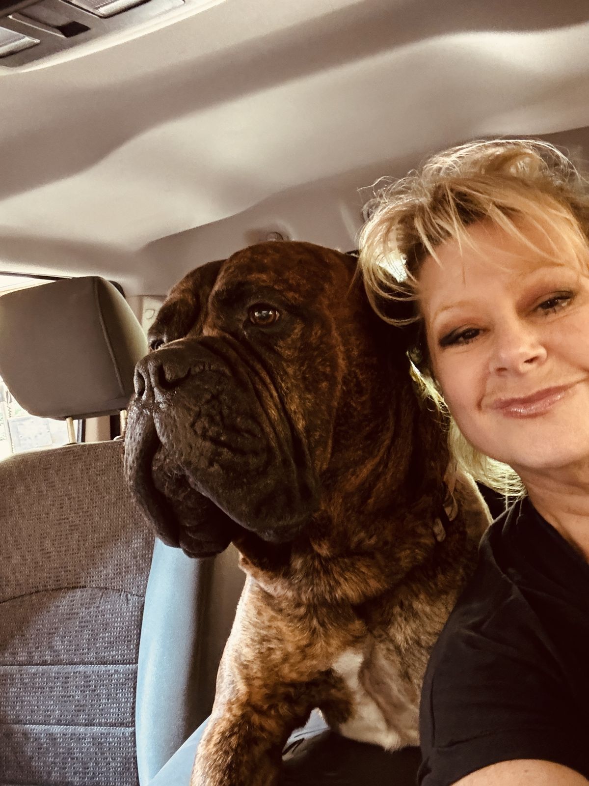 Jen and her dog Takoda equipped with the Invoxia Biotracker