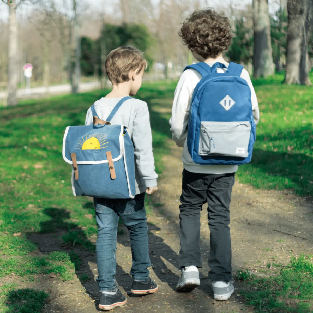 Enfant avec un traceur GPS discret dans son sac