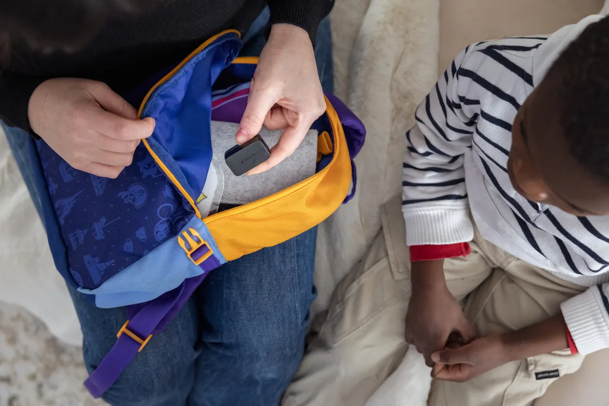 Keep track of a school bag or a bag entrusted to a loved one