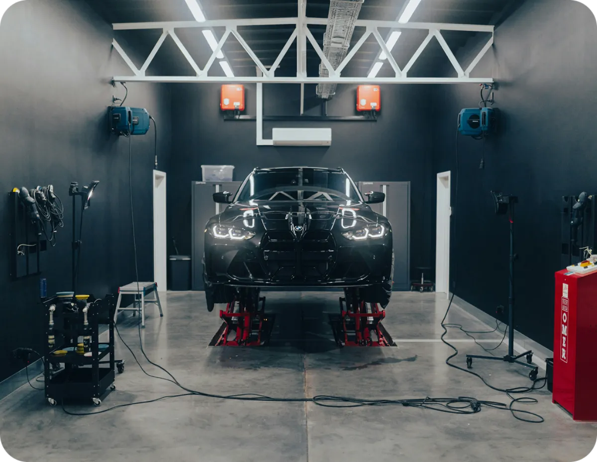 Localizador GPS coche en un garaje