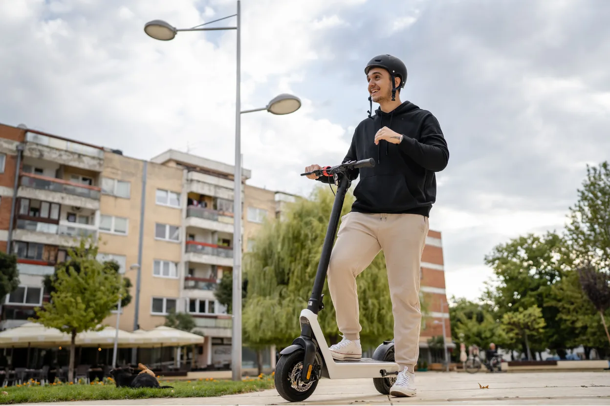 Person auf einem Kick-Scooter in der Stadt
